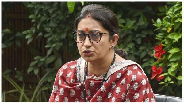 Smriti Irani Photo: स्मृति ईरानी ने शेयर कर दी अपनी ऐसी फोटो, कमेंट करने पर मजबूर हो रहे लोग