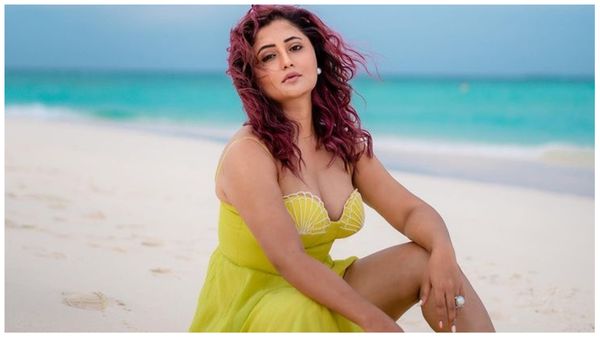 Rashami Desai ने पहना डीपनेक टॉप और फिर कैमरे ने ऊपर से बना ली वीडियो, साफ दिखा एक्ट्रेस का क्लीवेज
