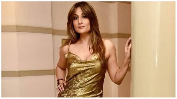 Urvashi Dholakia Video: 43 की उम्र में डीपनेक ब्रालेट पहनकर यह एक्ट्रेस देने लगी एक से बढ़कर एक पोज