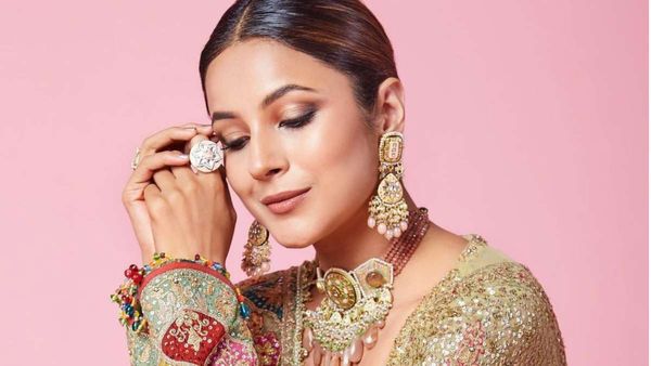 कभी गले पड़े तो कभी किस मांगते, फैंस की अजीबो-गरीब हरकतों से परेशान सेलिब्रिटी