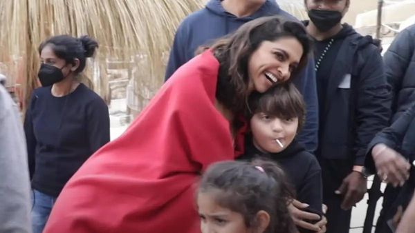 Abram को गले लगाती दिखीं Deepika Padukone, तस्वीर से है 'बेशरम रंग' का खास कनेक्शन!