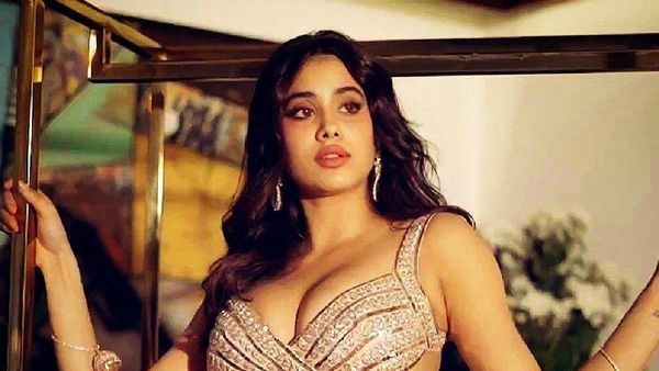 Janhvi Kapoor का Kissing वीडियो वायरल होने से सनसनी, वेलेंटाइन डे पर की सारी हदें पार?