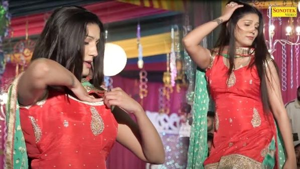 गांव की स्टेज पर शरीर का एक-एक अंग हिला कर नाचीं सपना चौधरी, ताऊ-चाचा ने भी मारी सीटियां