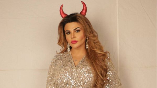Rakhi Sawant: इस्लाम कबूल करने वाली राखी सावंत ने पढ़ी नमाज, लोगों ने इस बात को लेकर कर दिया ट्रोल