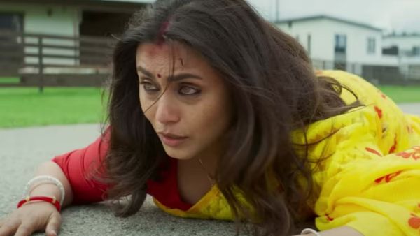 रानी मुखर्जी ने बॉक्स ऑफिस पर शाहरुख खान की पठान को चटा दी धूल, कलेक्शन के मामले में छोड़ दिया पीछे