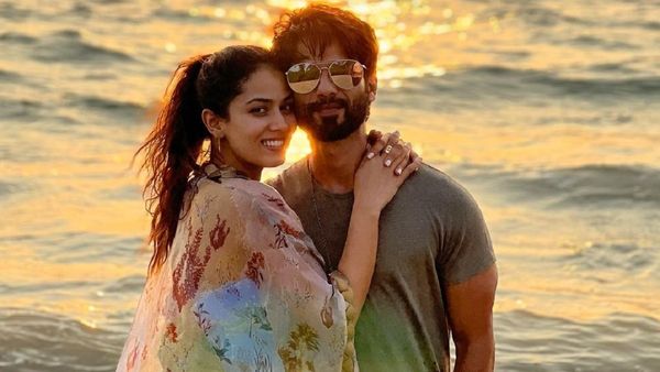 Couple's Goal : भरी महफिल में बीवियों को ड्रेस संभालने में मदद करते हैं ये Loving पति