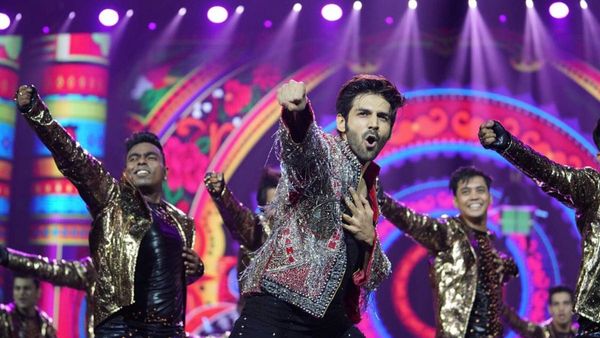 Kartik Aaryan को लाइव परफॉर्मेंस के दौरान पैर में लगी गंभीर चोट, अपने ही गाने पर कर रहे थे डांस