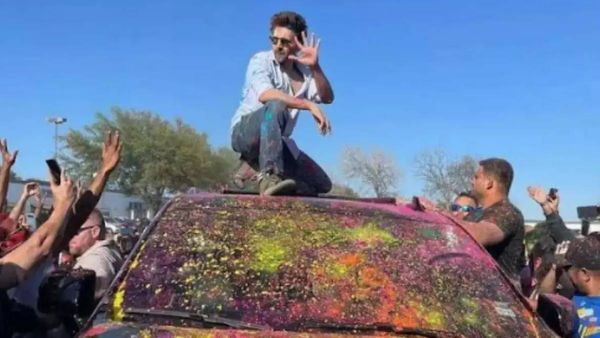 Kartik Aaryan ने परदेस में खेली देसी होली, फैंस के साथ धूम धड़ाका करते आए नजर