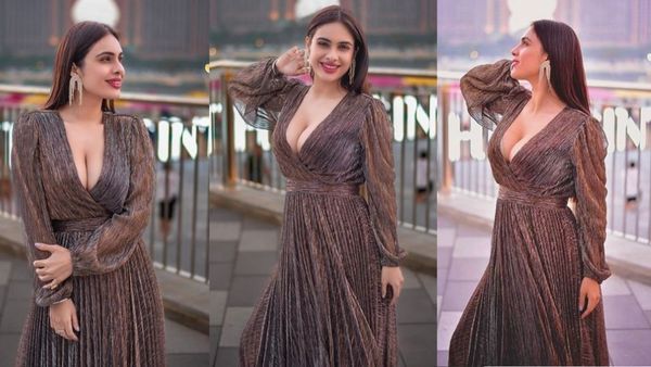 Neha Malik: इस भोजपुरी एक्ट्रेस ने खुलेआम फ्लॉन्ट की क्लीवेज, फैंस बोले - ब्यूटीफुल व्यू!