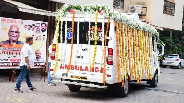 Satish Kaushik Funeral: सतीश कौशिक को आखिरी बार देखने पहुंचे रणबीर कपूर, अनुपम खेर समेत कई बॉलीवुड सितारे