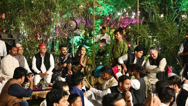 Swara Bhaskar और Fahad Ahmed की कव्वाली नाइट में पहुंचे अखिलेश यादव, ऐसे दी मुबारकबाद!