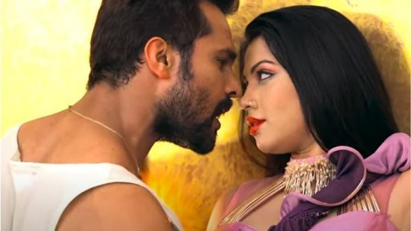 Bhojpuri Song : जब 'दरद उठेला' में पर्पल साड़ी पहन आहें भरती इस एक्ट्रेस को देख, डोला था खेसारी का इमान!