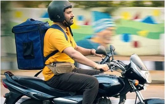 Zwigato का ट्रेलर हुआ आउट, Kapil Sharma का फिल्म में दिखा अलग रूप