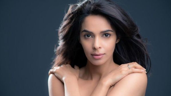 Mallika Sherawat को डायरेक्टर की डिमांड पर बिना कपड़ों के देने पड़े एडल्ट सीन? बोलीं- वो पीछे पड़ गए थे...