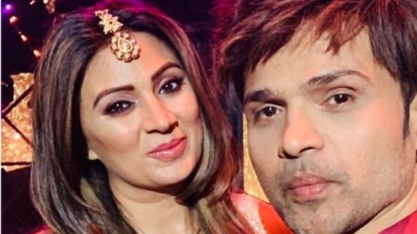 खुद से लंबी पत्नी सोनिया के साथ पोज देते हुए हिमेश ने पहनी हील्स, फिर भी उचकना पड़ा... उड़ रही है खिल्ली