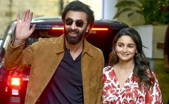 Ranbir Kapoor: मां आलिया की जगह पापा रणबीर की गोद में नजर आई बेटी राहा