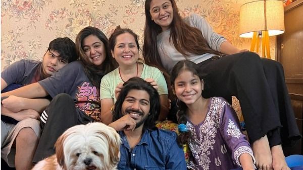 तुनीषा सुसाइड की मौत के मामले में जेल से बाहर आते ही जश्न में डूबे शीजान खान, परिवार के साथ मस्ती करते तस्वीर