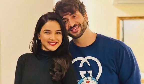 Jasmin Bhasin: दोस्तों की शादी में जैस्मिन और अली गोनी ने रोमांटिक अंदाज से लुटी महफिल