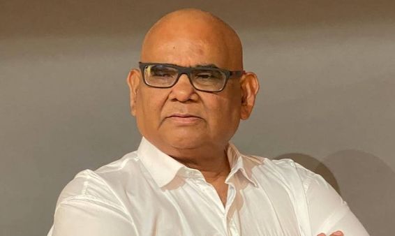Satish Kaushik Prayer Meet: अभिनेता की प्रार्थना सभा में पहुंचे कई सितारे, बेटी वंशिका को देख भावुक हुए लोग