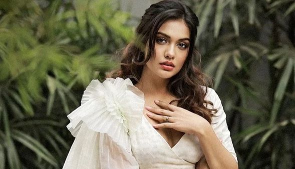 Divya Agarwal: मन की शांति को लेकर एक्ट्रेस ने की बात, दिया फैंस को ज्ञान