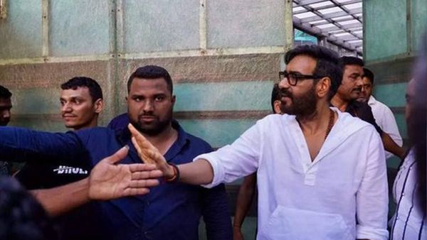 Ajay Devgn के फैन ने की हाथ पकड़ने की कोशिश, गुस्से में सुपरस्टार ने दिया ऐसा रिएक्शन, वीडियो वायरल