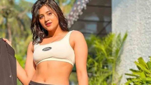 Anjali Arora के फैंस पर किसी ने फेंका पानी, गुस्से से आग बबूला हो गईं कच्चा बादाम गर्ल, Video