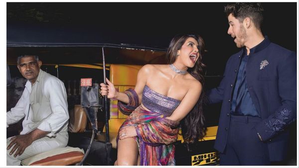देश पहुंचते ही Priyanka Chopra ने करवाई पति को रिक्शे की सवारी, ऑटोवाले के सामने दिए रोमांटिक पोज