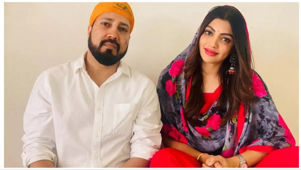 Akanksha Puri Affair: क्या मीका की मंगेतर अकांक्षा दे रही हैं धोखा, पराए मर्द के साथ बढ़ रही हैं नजदीकियां