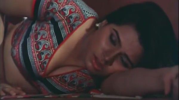 15 की उम्र में इस हीरोइन को बॉलीवुड में मिल गया था एडल्ट स्टार का टैग, किया था ऐसा लंबा रेप सीन शूट की...