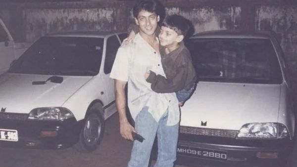 सलमान खान के कंधे पर लटका ये बच्चा अब चला रहा है भाईजान की ही हसीना के साथ अफेयर! पहचाने कौन है ये बच्चा?