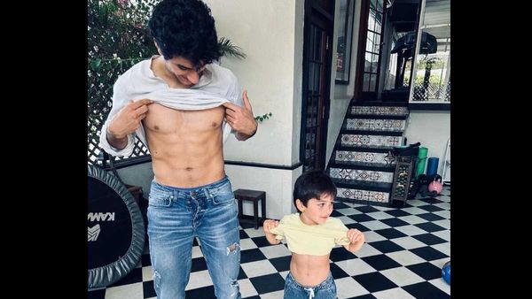 Ibrahim Ali Khan को फिटनेस में मिली 6 साल के तैमूर से टक्कर, मिलकर फ्लॉन्ट किए एब्स
