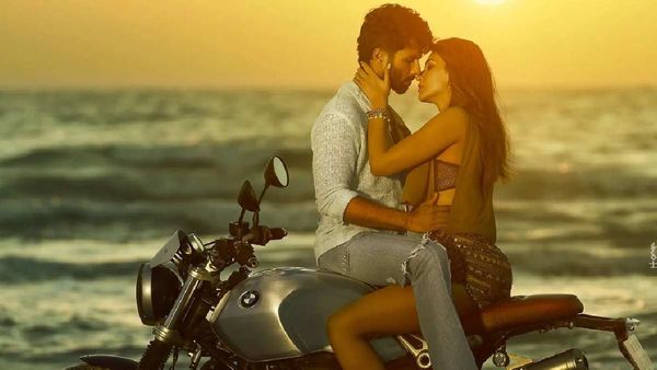 Shahid Kapoor के साथ बाइक पर रोमांटिक हुईं Kriti Sanon, बेनाम फिल्म की रिलीज डेट का ऐलान!
