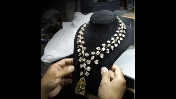 नीता अंबानी ने बड़ी बहू को मुंह दिखाई में दिया था ये 500 करोड़ का बेशकीमती हार, कोहीनूर सा है इसका मोटा हीरा