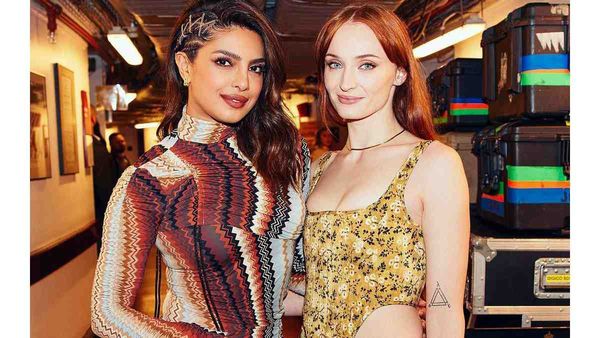 Priyanka Chopra ने जेठानी Sophie Turner के साथ दिया शानदार पोज, जोनस ब्रदर्स कांन्सर्ट से तस्वीर वायरल