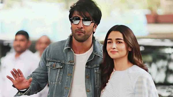 Ranbir Kapoor के सामने सेल्फी के लिए चिल्लाती रहीं महिला फैंस, किया इग्नोर और..