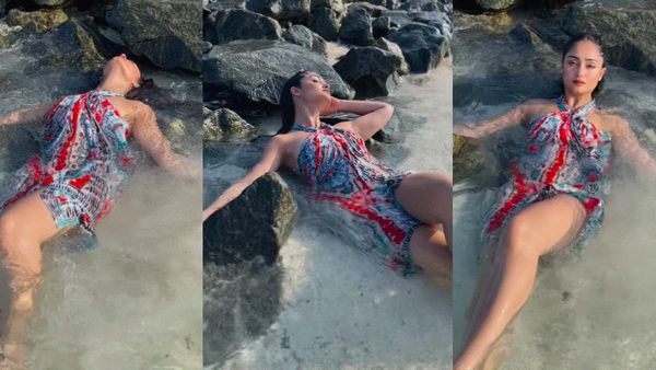 बोल्ड होकर पानी में लेटी थीं बबिता भाभी, तभी आई लहर और ऊपर खिसक गई ड्रेस, फिर जो हुआ..