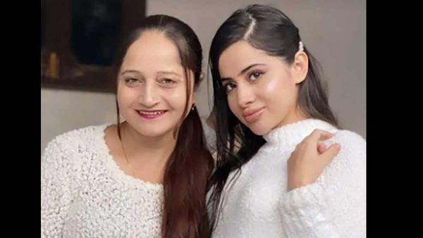 खूबसूरती में उर्फी जावेद को भी टक्कर देती हैं उनकी मां, सामने आई तस्वीर
