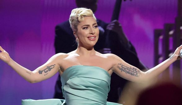 Lady Gaga: लेडी गागा ने इस तरह से अनजान लड़की को किया किस, वीडियो हुआ वायरल