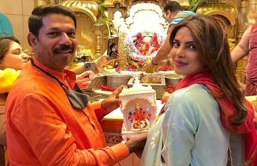 Priyanka Chopra: पूजा करने के लिए बेटी मालती के साथ सिद्धिविनायक मंदिर पहुंचीं एक्ट्रेस