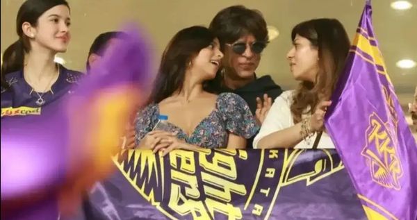 Shahrukh Khan: शाहरुख ने पहली बेटे आर्यन की हुडी तो सुहाना ने लिया मां गौरी का पर्स, तस्वीरें हुई वायरल