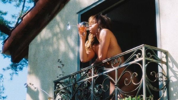 बिना कपड़ो के बालकनी में खड़ी में वाइन पी रही थी 56 साल की मशहूर हीरोइन, तस्वीर सामने आते ही मचा बवाल