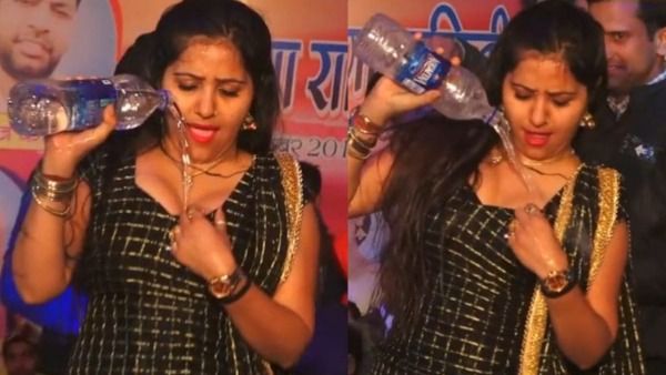 टाइट चोली खोलकर रचना ने भरा पानी, स्टेज पर चढ़कर मचले लड़के, डांसर के साथ खुलेआम करने लगे ऐसी हरकतें