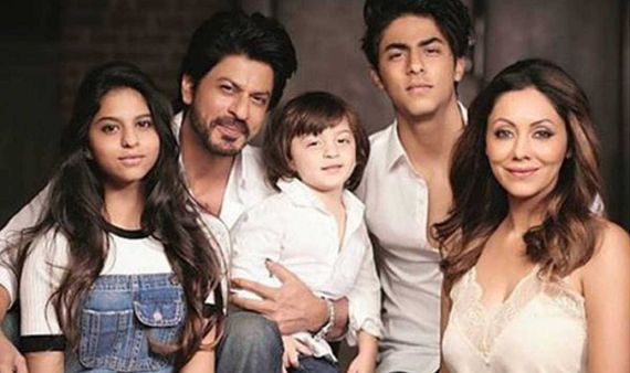Shahrukh Khan: क्या आपने देखी खान परिवार की ये तस्वीरें?? अगर नहीं देखी तो जरुर देखें