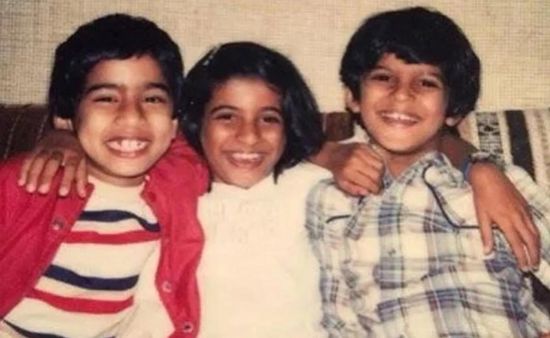 लाल शर्ट में बैठा ये बच्चा है बॉलीवुड का स्टार, हर फिल्म है ब्लॉकबस्टर की गारंटी! पहचाना आपने