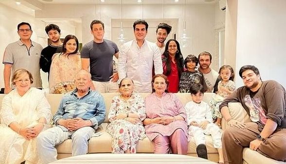 Eid 2023: परिवार संग सलमान खान ने खास अंदाज में मनाई ईद, सोशल मीडिया पर तस्वीर हुई वायरल