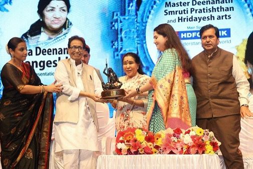 Vidya Balan: लता दीनानाथ मंगेशकर पुरस्कार से विद्या बालन हुई सम्मानित, हुई भावुक
