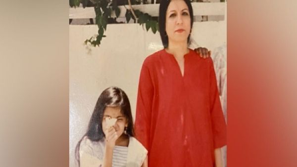 मां के साथ नज़र आ रही ये प्यारी बच्ची बॉलीवुड में हुईं फ्लॉप, तो टीवी पर बिखेरा अपना जादू