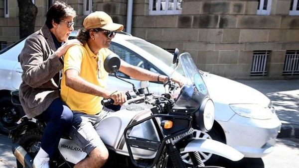 Amitabh Bachchan: ट्रैफिक से बचने के लिए एक अंजान संग यूं बाइक पर निकल पड़े बिग बी, नातिन नव्या भी हंस पड़ी