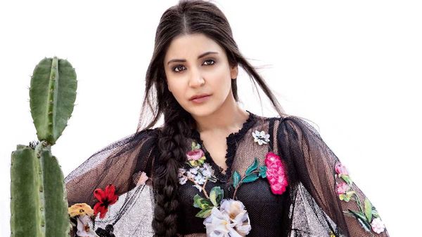 Cannes Debut- कान्स में जलवा दिखाने के लिए निकलीं अनुष्का शर्मा, एयरपोर्ट पर इस अंदाज में आईं नजर!
