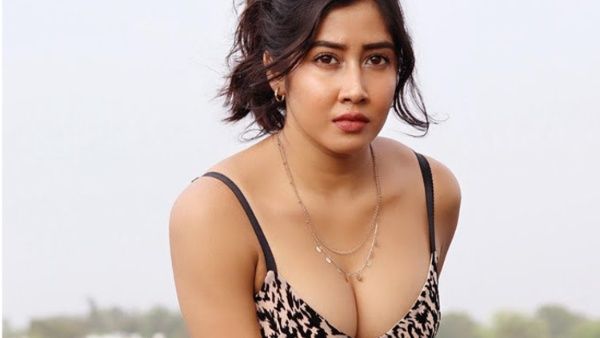 कैमरा चालू कर ईद के लिए तैयार हो रही थीं सोफिया अंसारी, तभी सरक गई ड्रेस और...